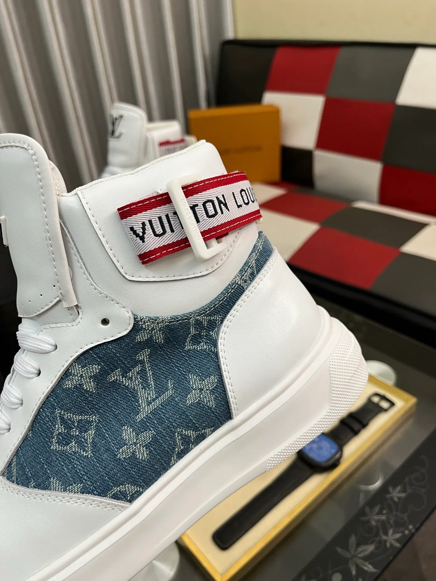 Men's shoes💰440⌚️⌚️"LOUI* VUITTO*" popular men's casual shoes, genuine Italian development💯purchasing level quality✔️The upper is made of first-layer cowhide, comfortable and soft sheepskin feet⚡️Fashionable and versatile. The toe last shape is firm and full, and the soles are made from LV original molds and can be moved in and out of the counter at will. Light and comfortable on the foot~purely handmade, details determine quality! Size:38-442️⃣Colors available